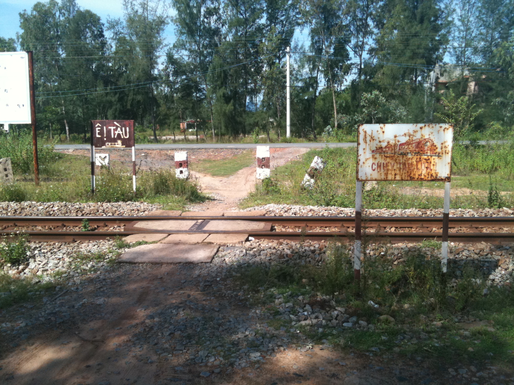 Du lịch đà nẵng — File:Unprotected level crossing Da Nang.JPG